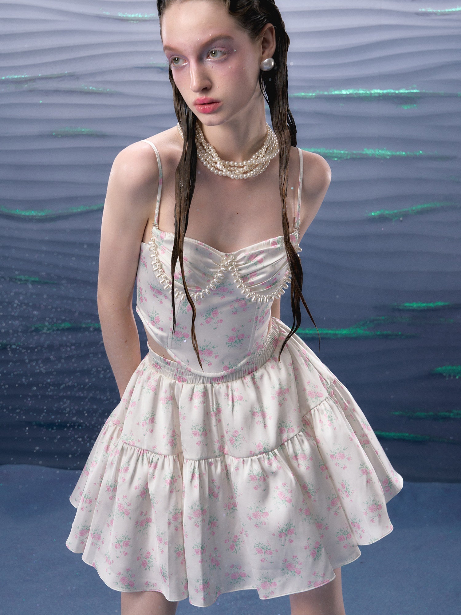 꽃 진주 장식 코르셋 카미솔 및 퍼프 스커트