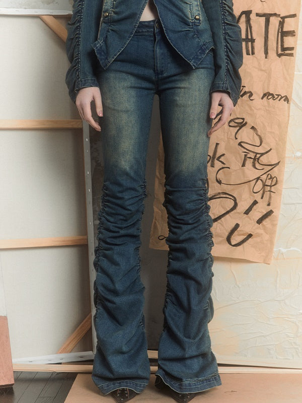 주름진 쌓인 데님 바지