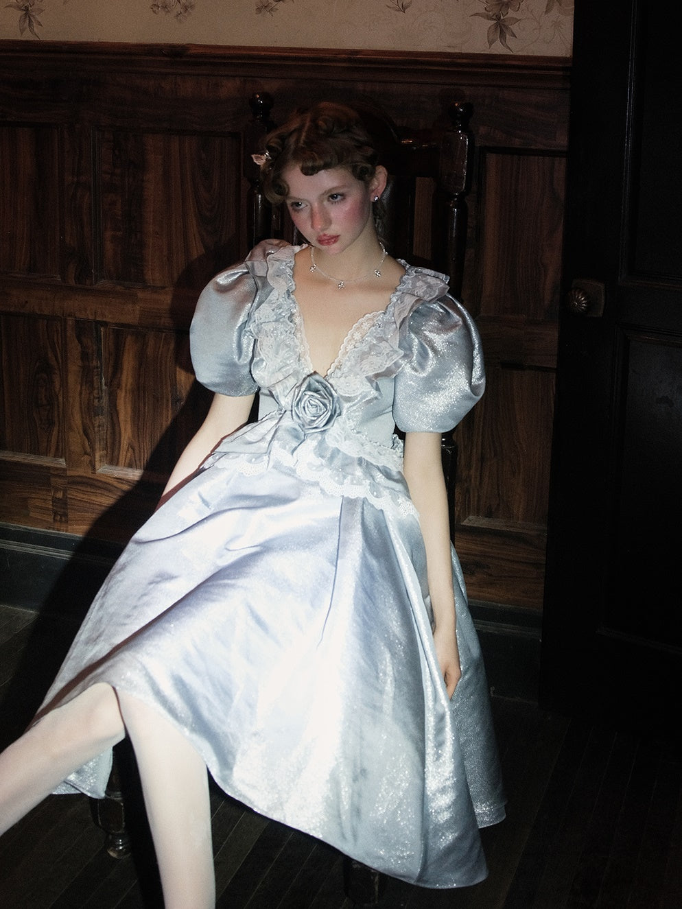 Robe brillante de la dentelle à col en v à col en trois dimensions