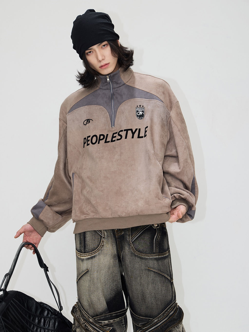 En daim touchent le pull à moitié zip