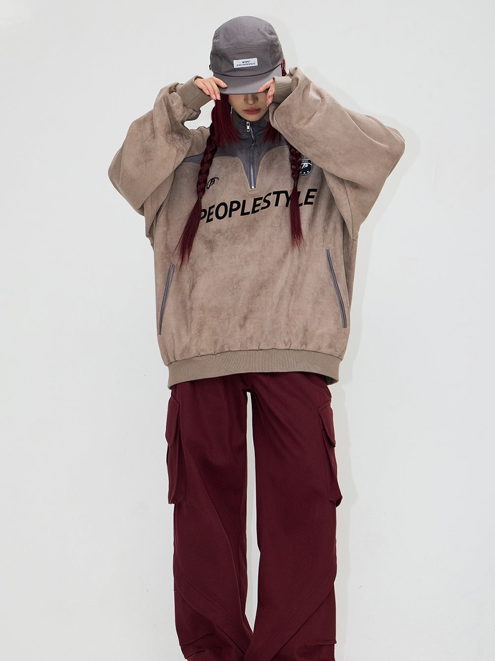 En daim touchent le pull à moitié zip