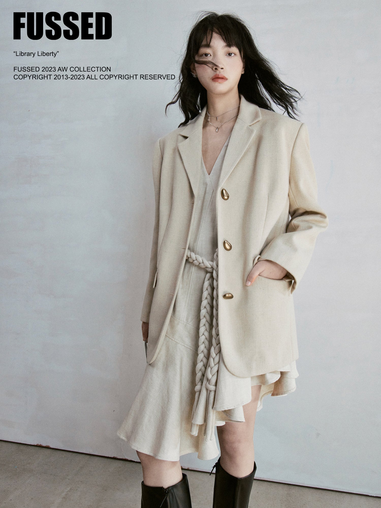 V-Ausschnitt unregelmäßiger Saum-ärmelloses Kleid