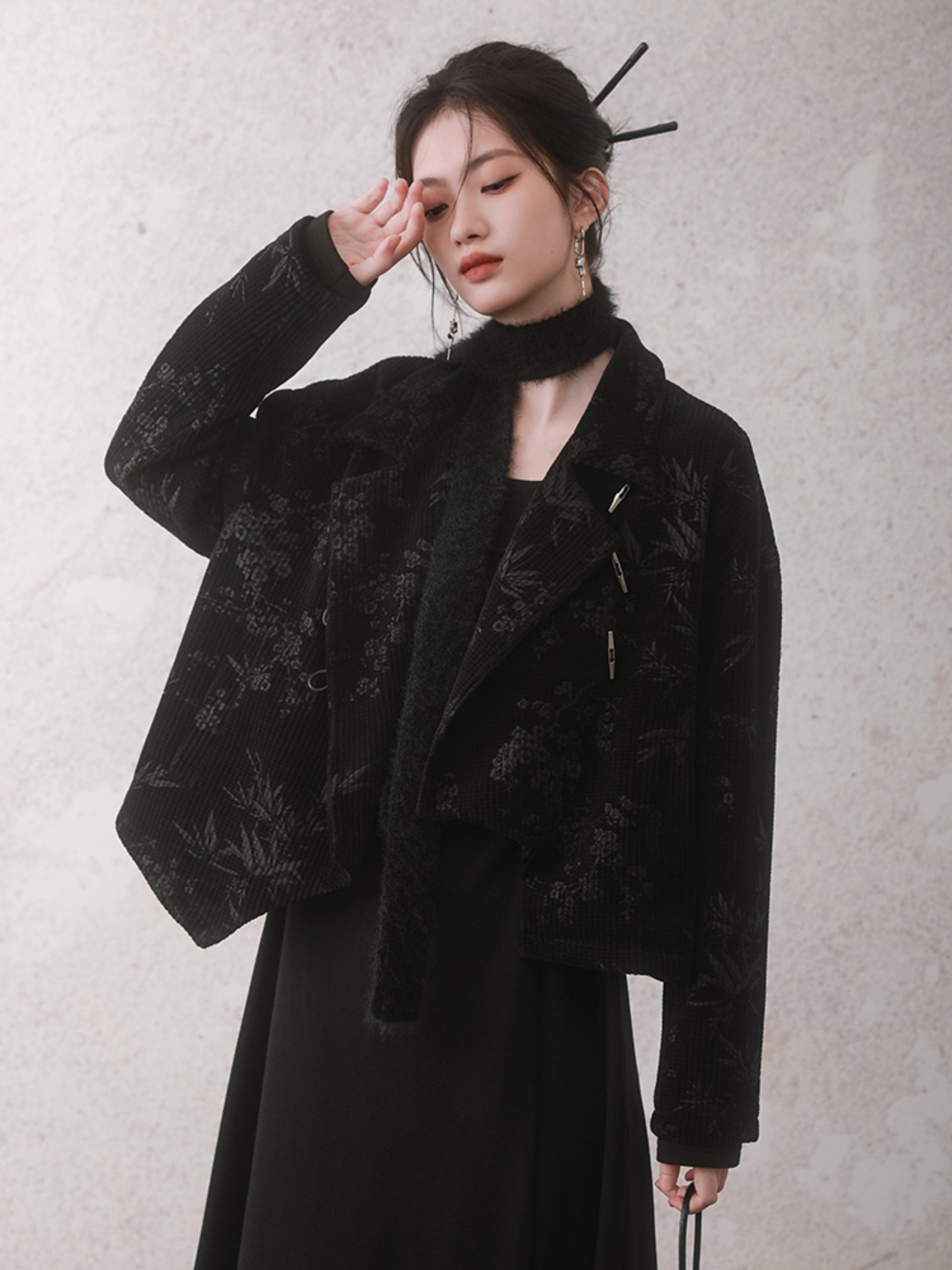 대나무 잎은 엠보싱 된 비스듬한 옷깃 짧은 재킷