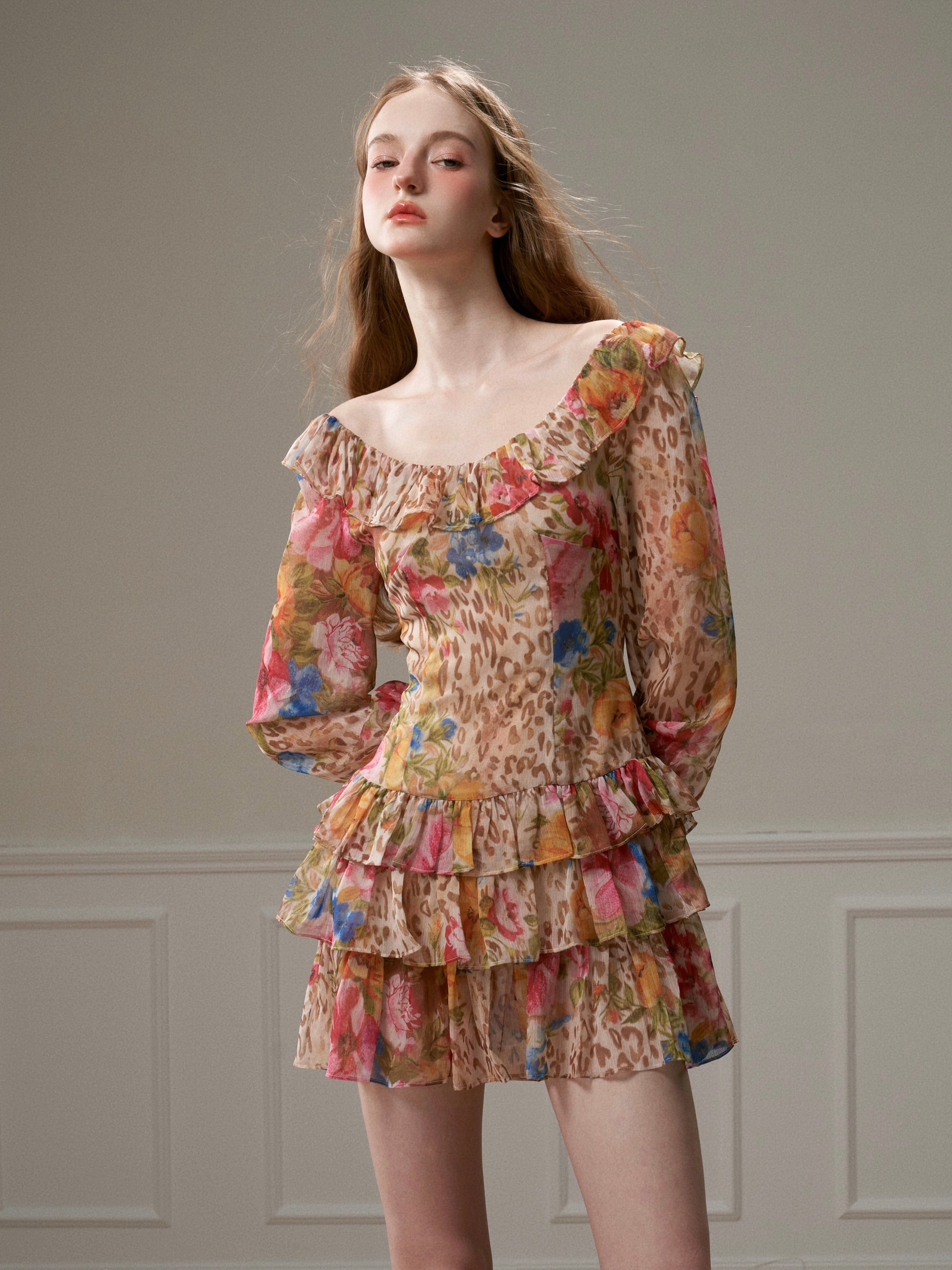 Blumenleopardendruck unregelmäßiger Schlitzkleid