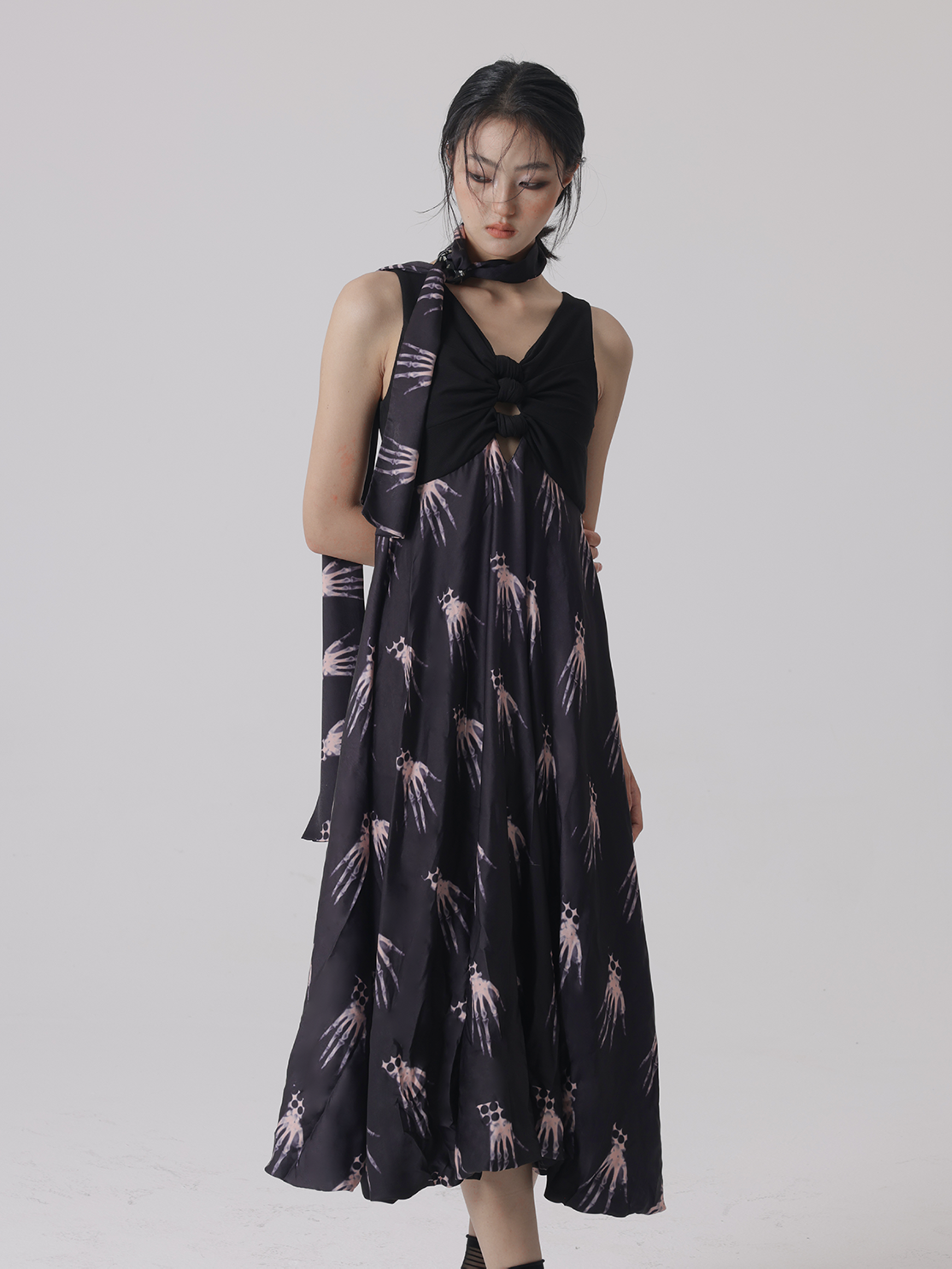 Handschatten -Draping -Design -Ärmelkleid