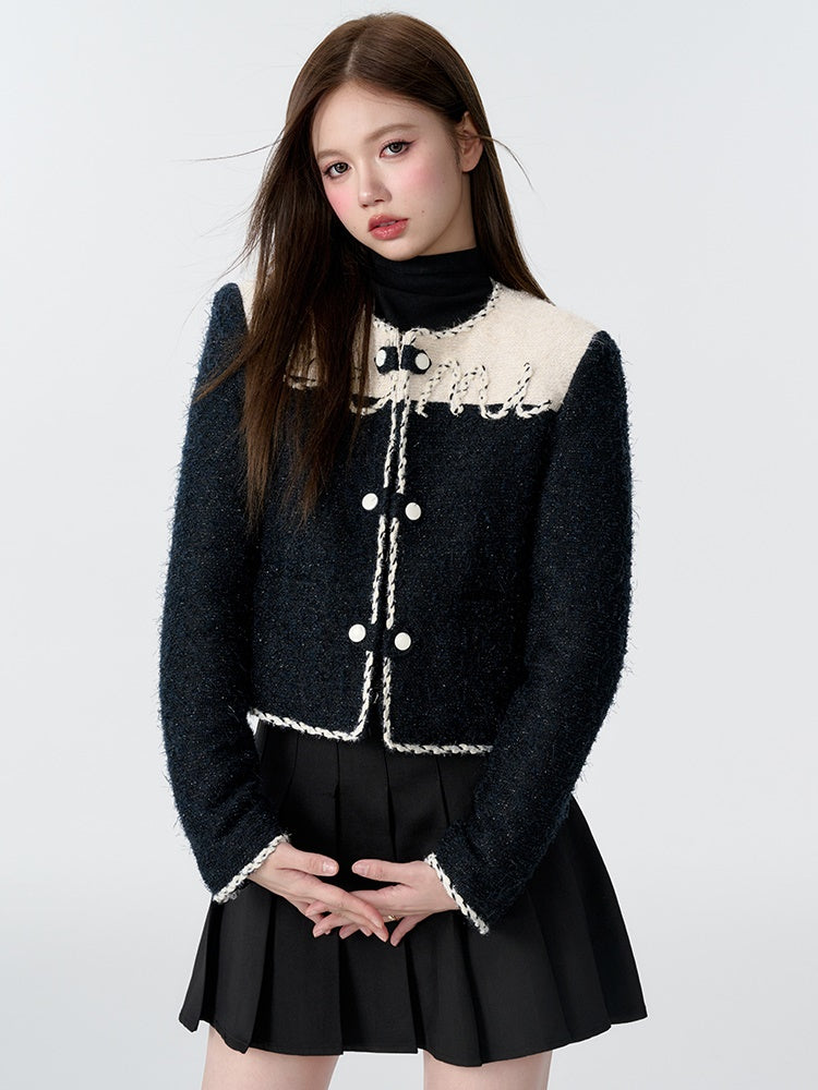 Bicolor는 짧은 트위드 퀼트 재킷을 자수했습니다