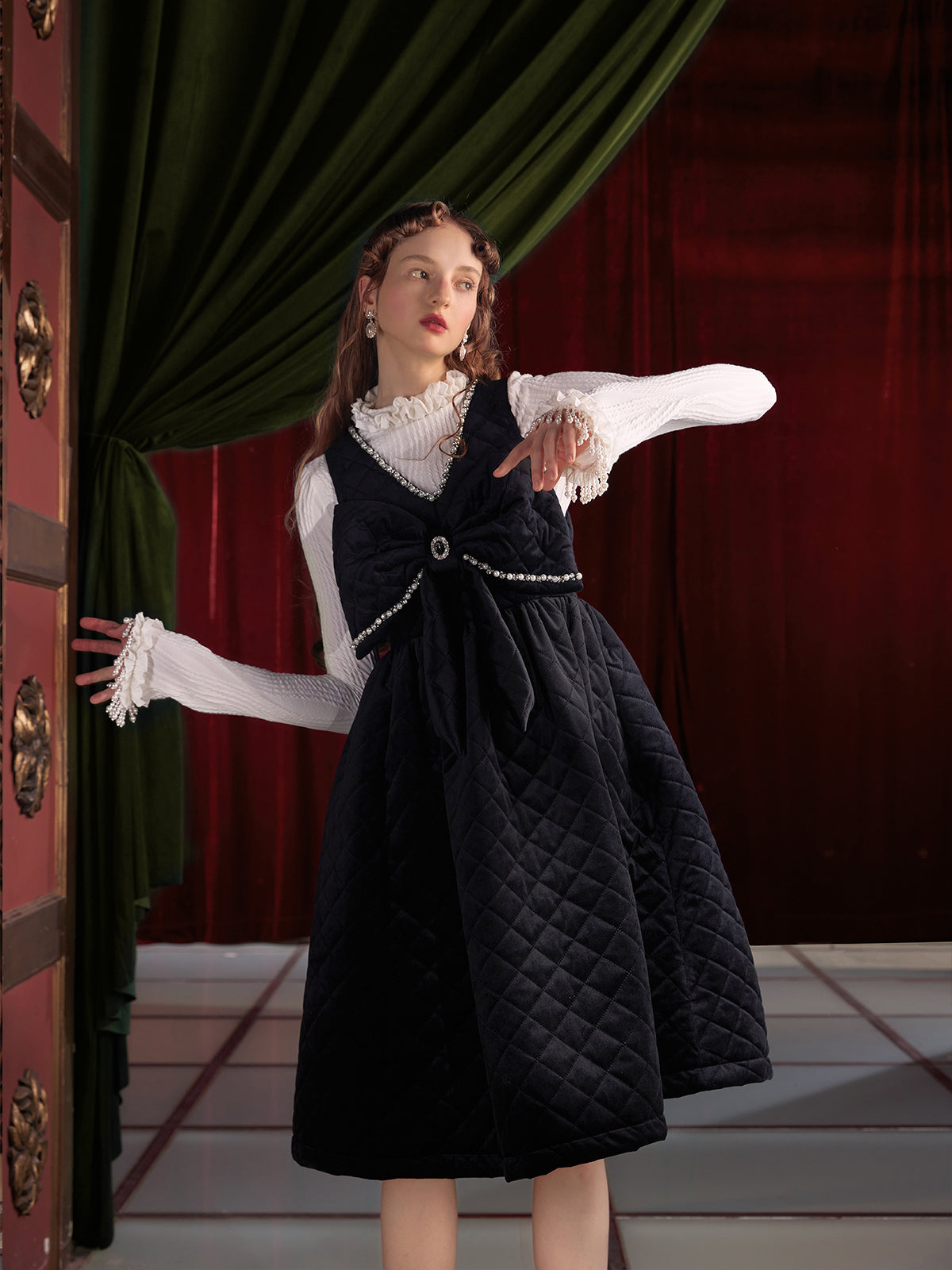 Velvet Bogen Edelstein -Perlenhülsenkleid