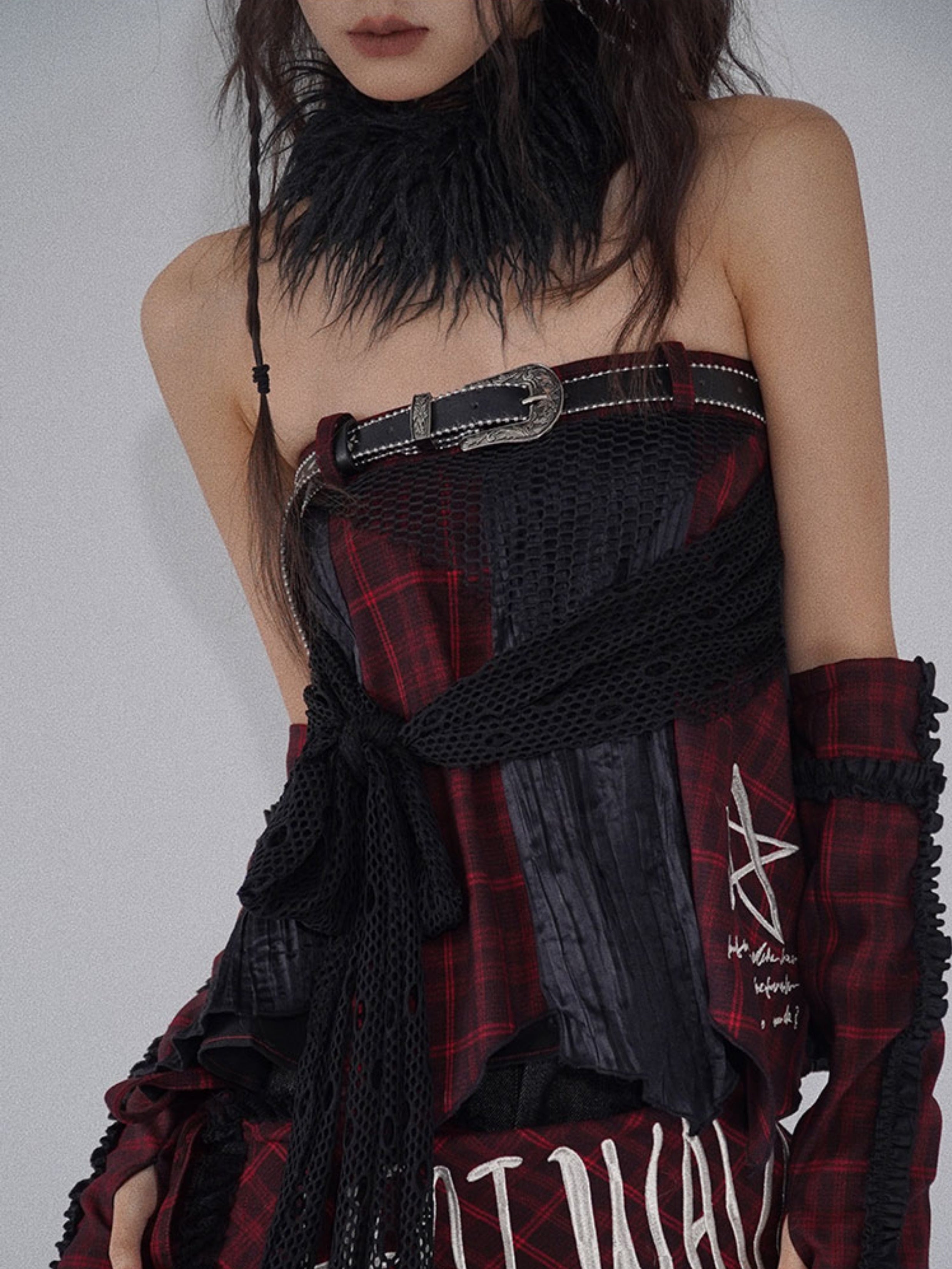 불규칙한 격자 무늬 치마를 접합시킵니다