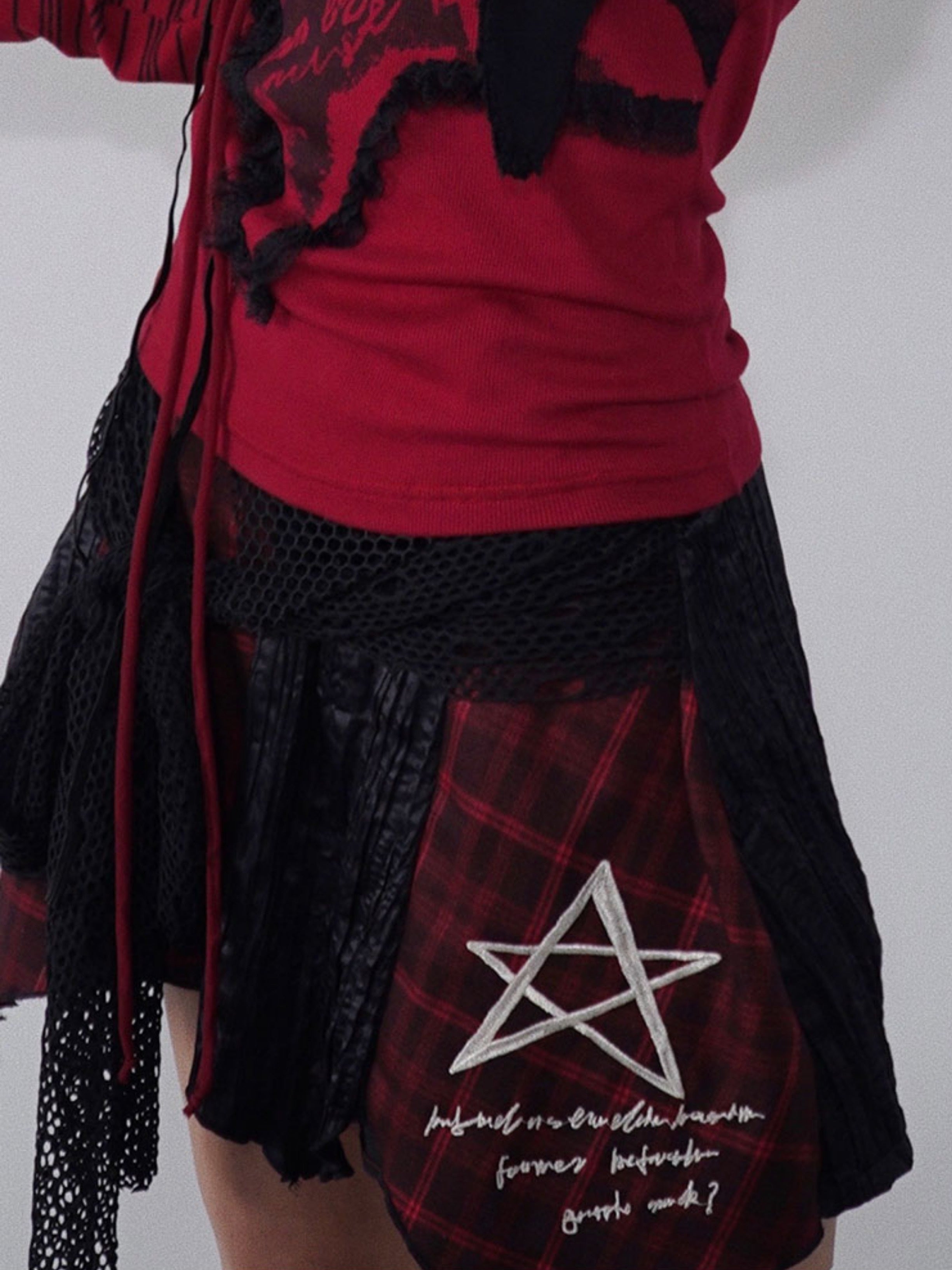 불규칙한 격자 무늬 치마를 접합시킵니다