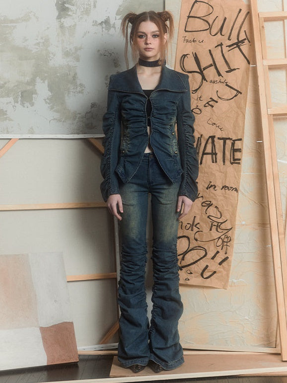 주름진 쌓인 데님 바지