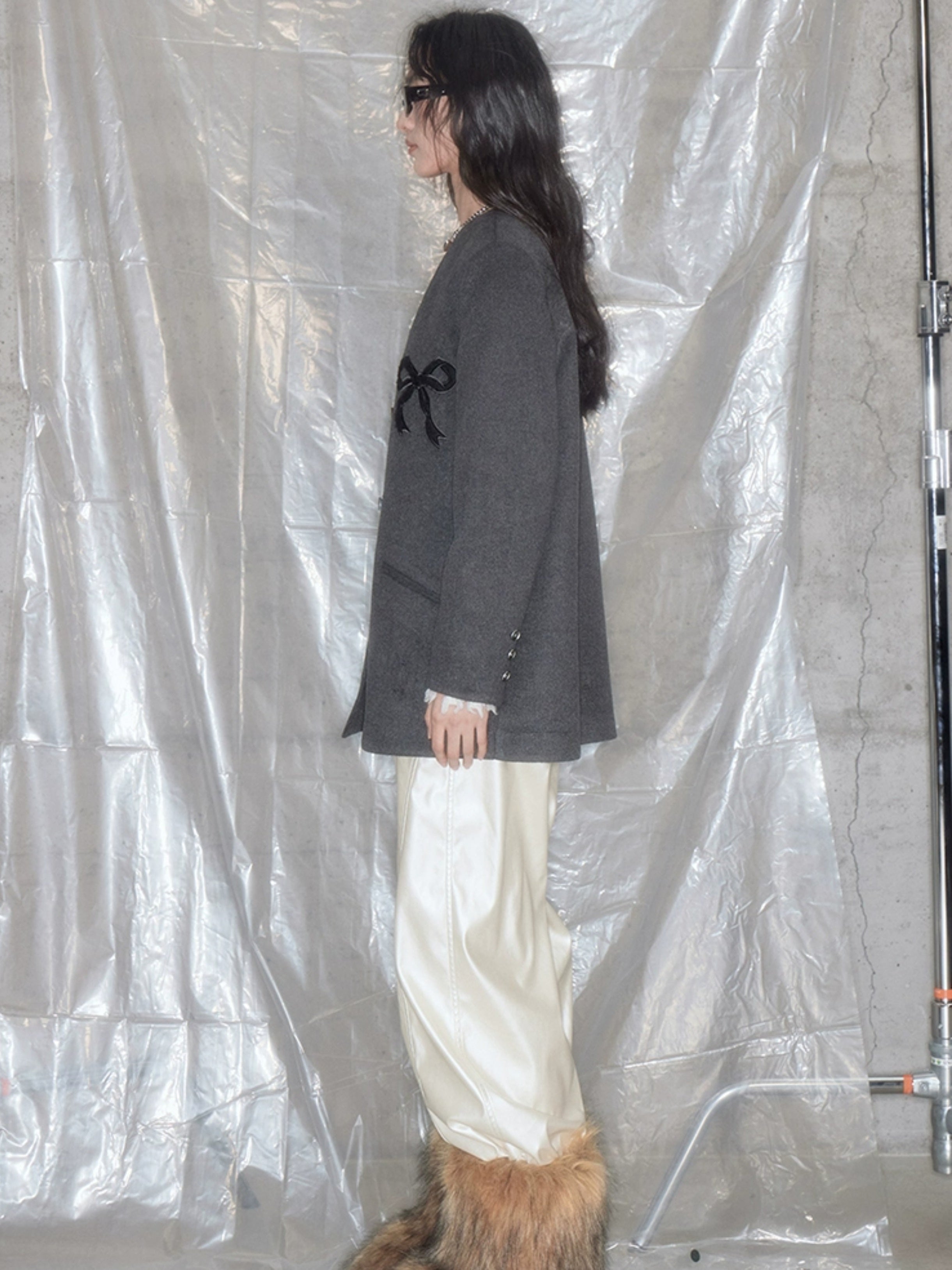 V-Ausschnitt Bow Stickie-Metallknopfjacke