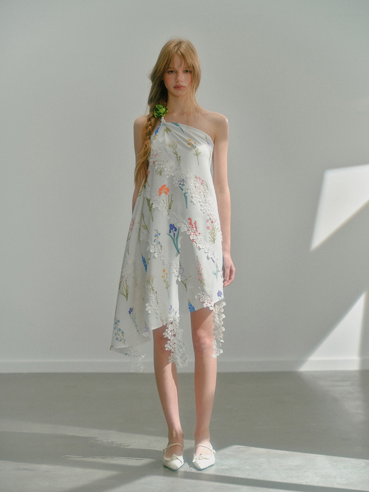 낭만적 인 숲은 원 숄더 레이스 비대칭 드레스를 인쇄했습니다