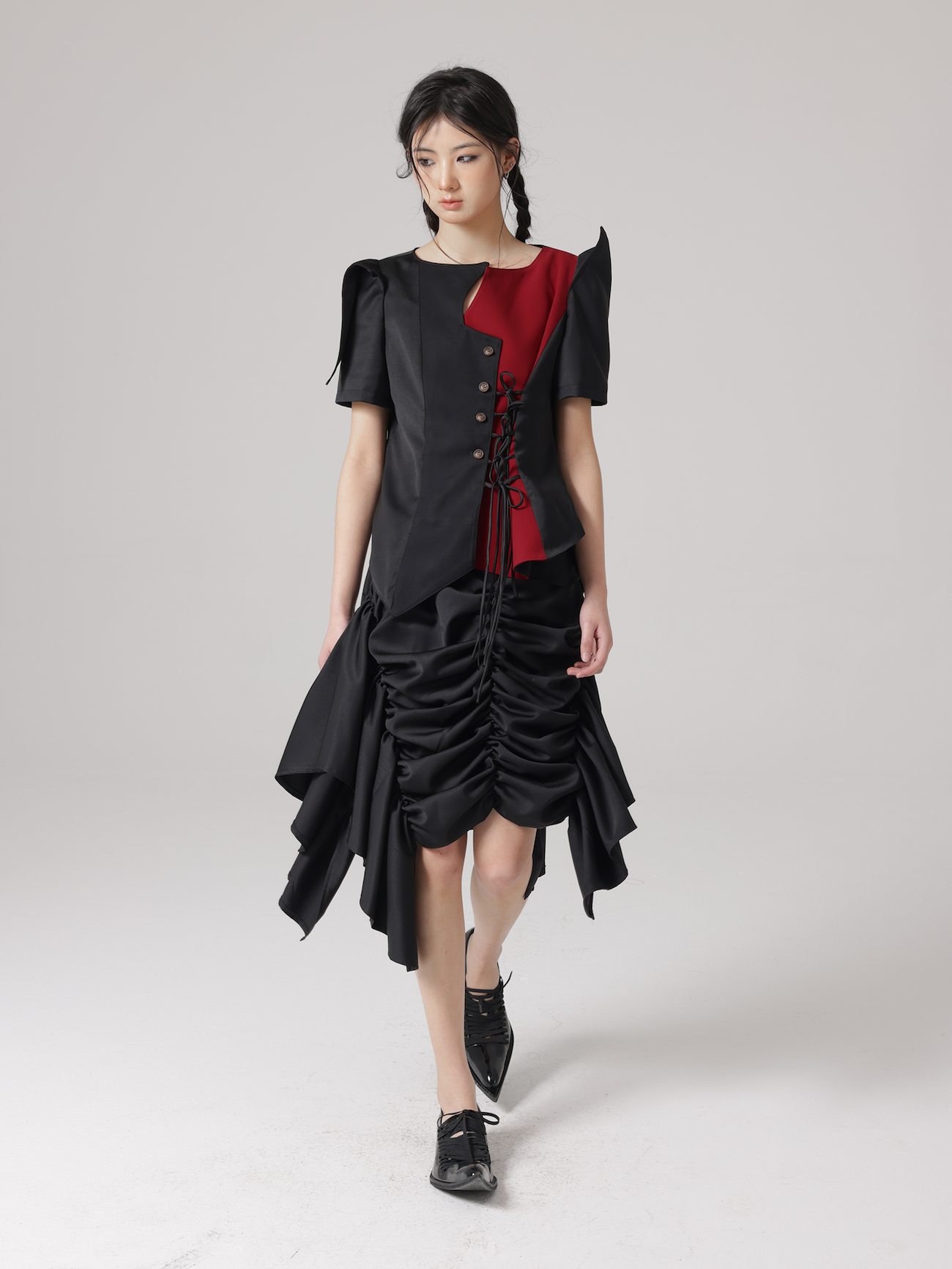 Speziell geformtes Design Pierrot-Shirt & Asymmetrie Rock sammeln