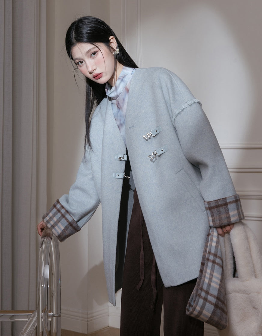 Plaid-Halbjacke und Rock mit V-Ausschnitt