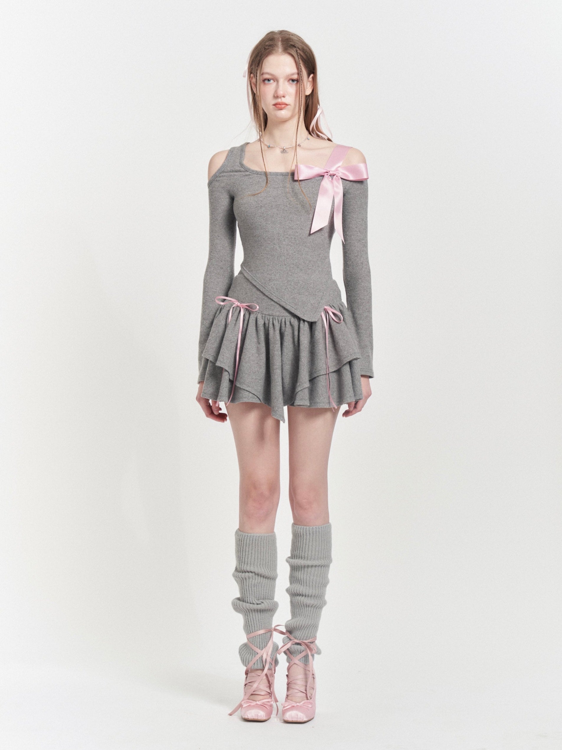 Asymmetrische Off-Shoulder-Top & Frill-Rock des Bandes asymmetrisch