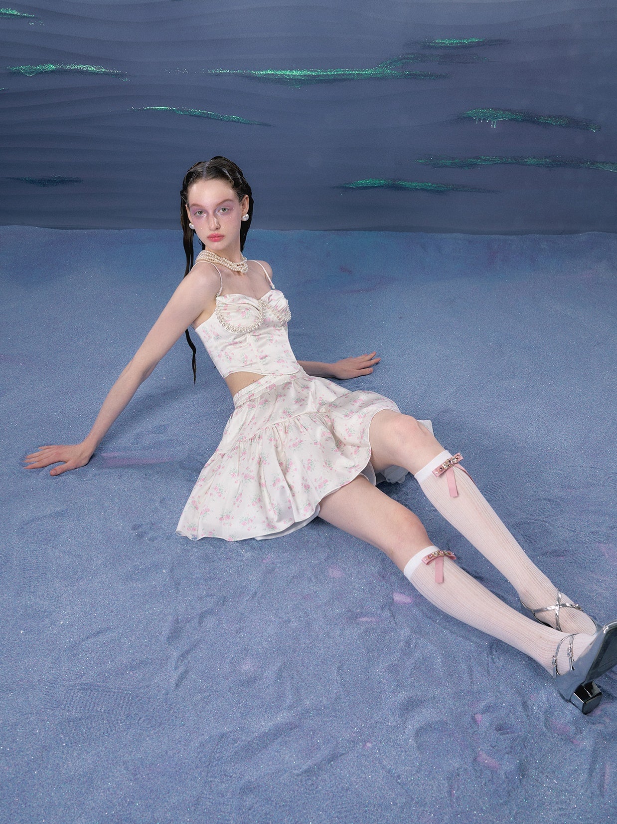 꽃 진주 장식 코르셋 카미솔 및 퍼프 스커트