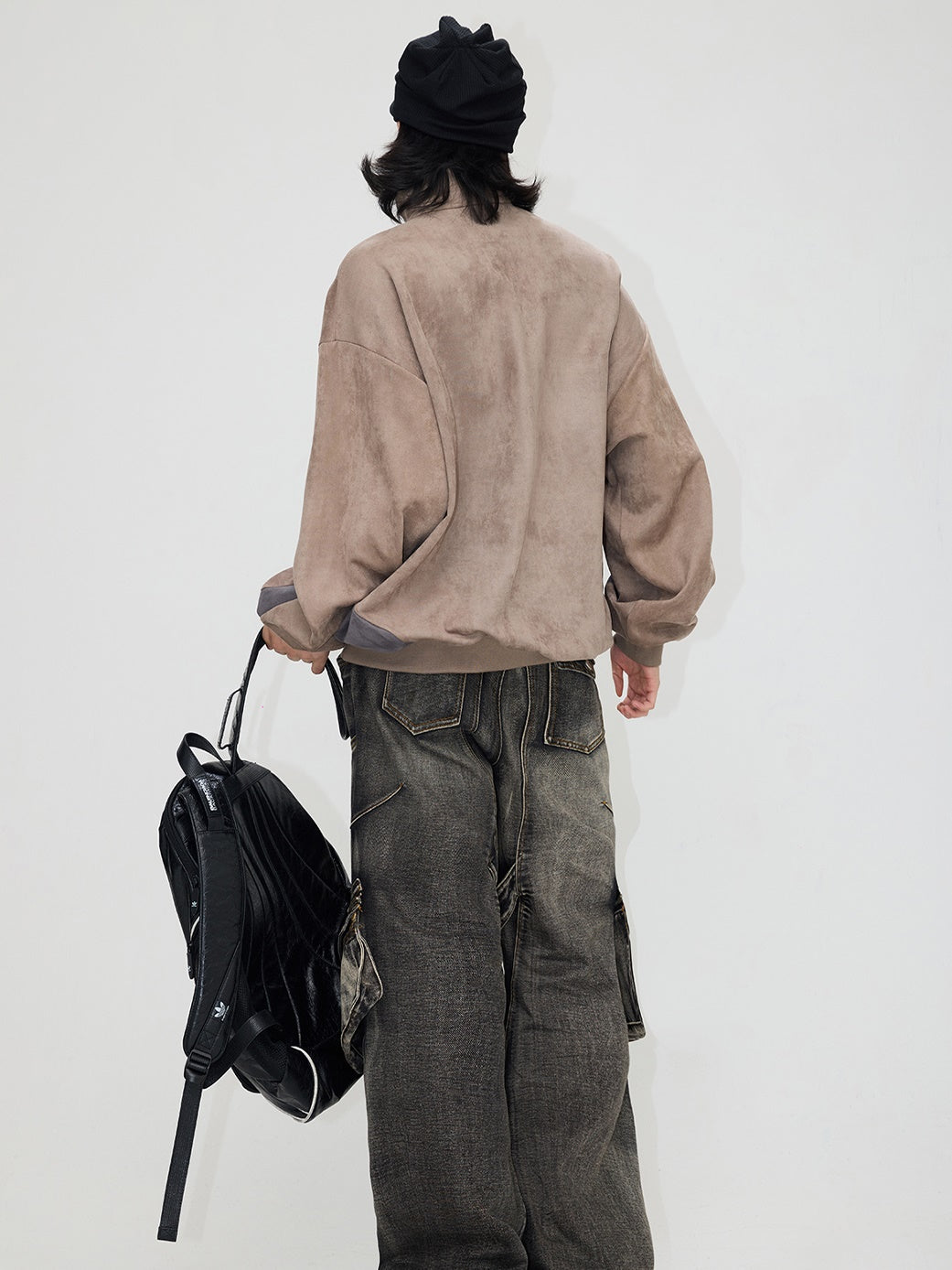 En daim touchent le pull à moitié zip