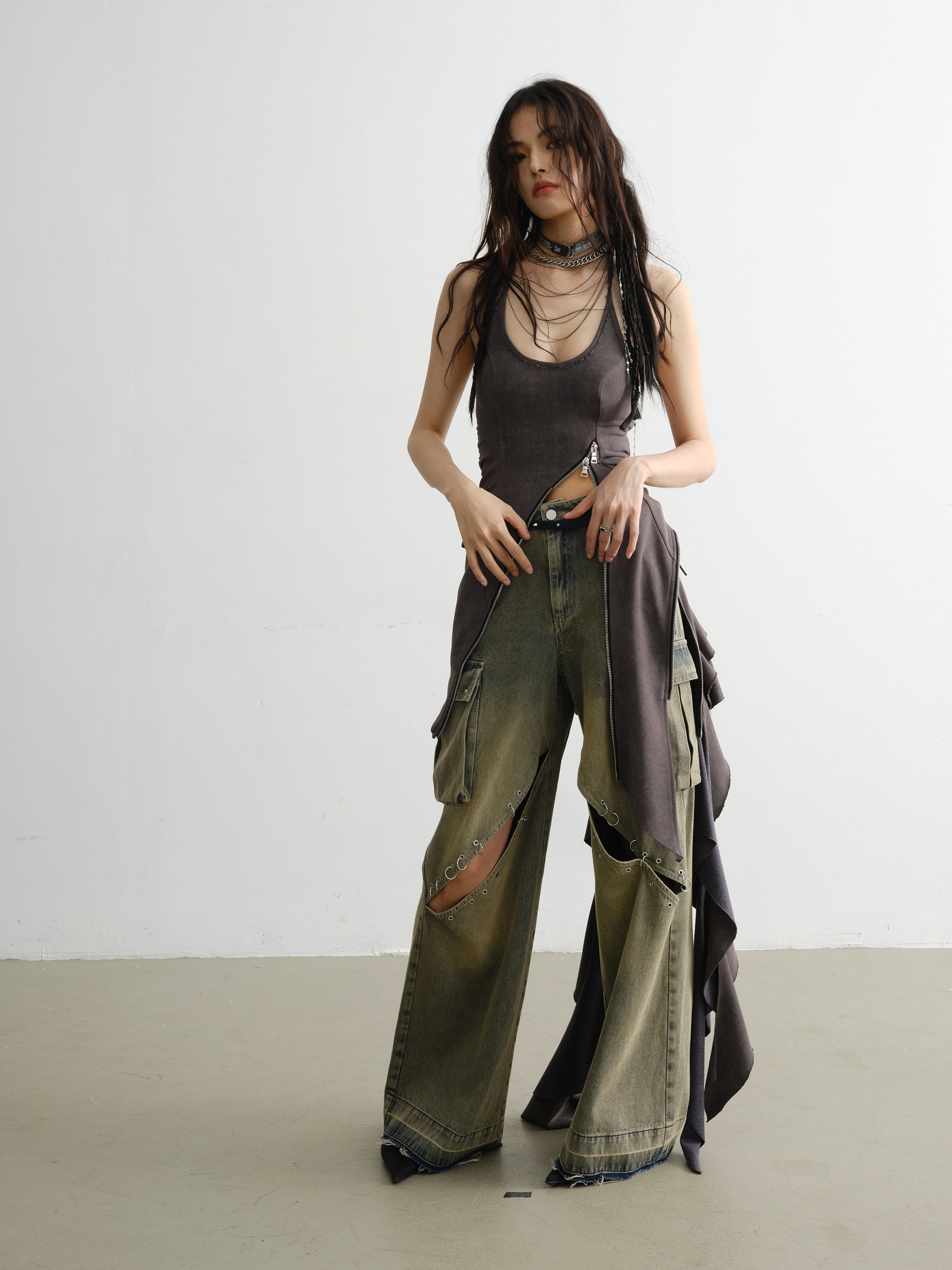 불규칙한 지퍼 장식 러플 서스펜더 드레스