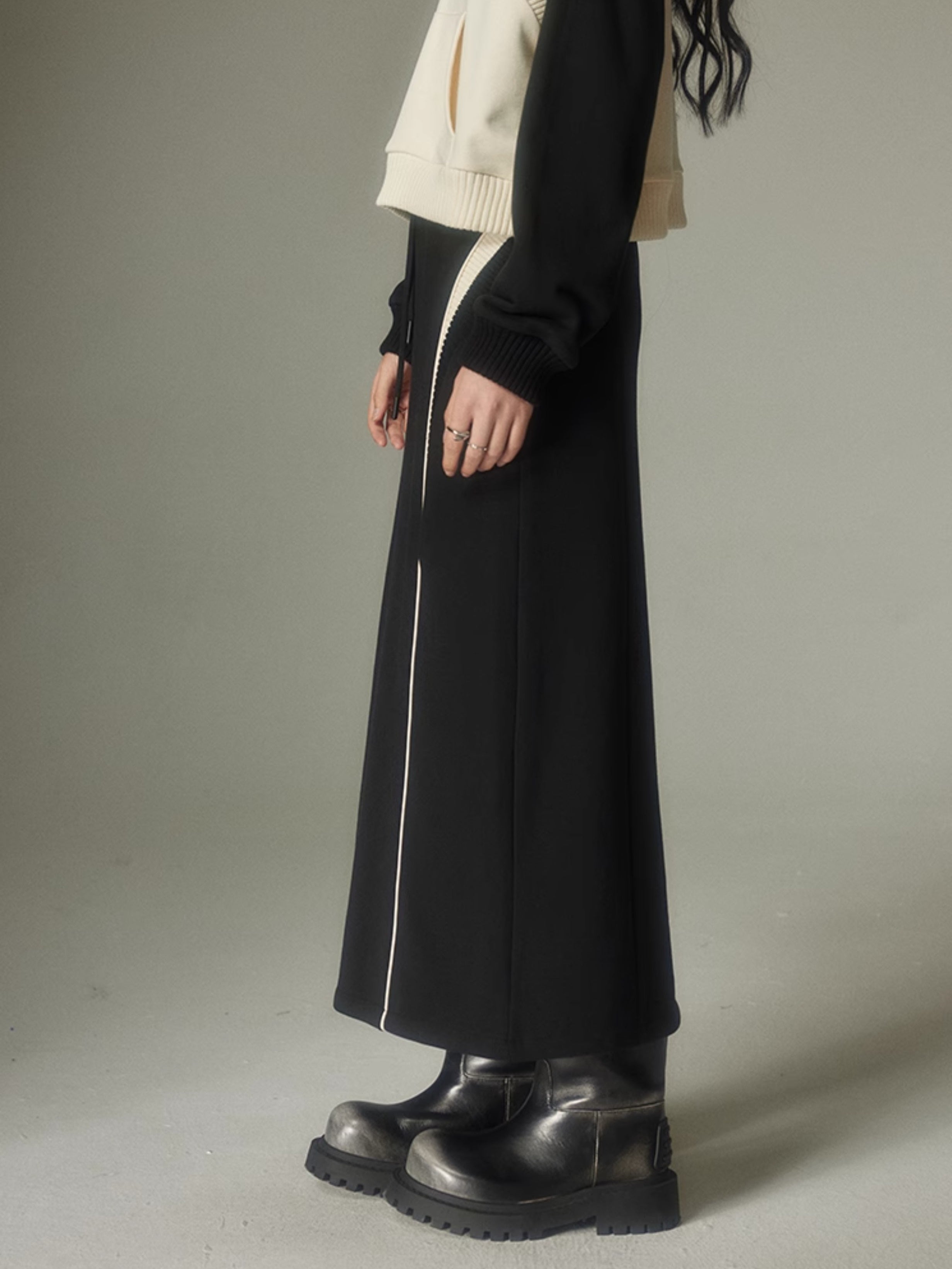 Halbzip mit Kapuze-Schweißpullover & Linienrock