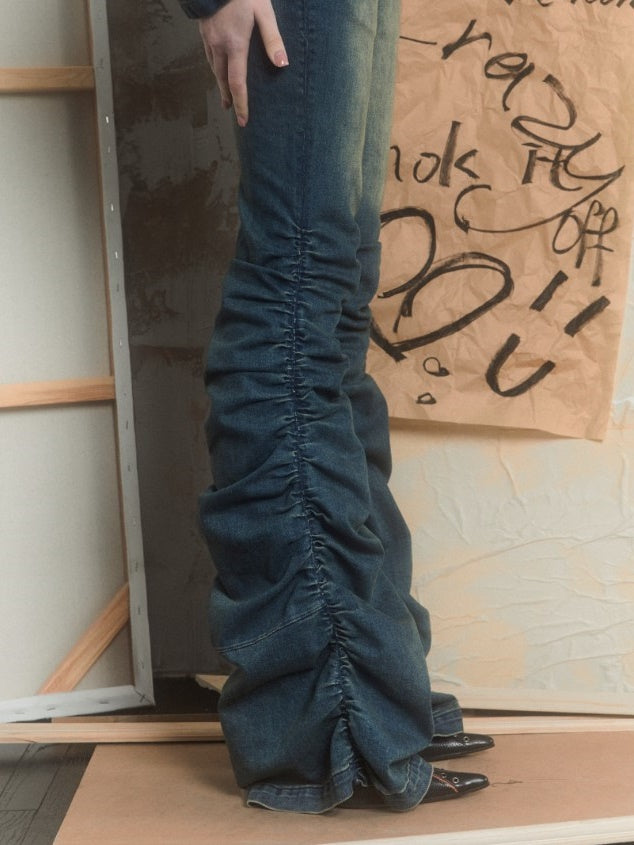 주름진 쌓인 데님 바지