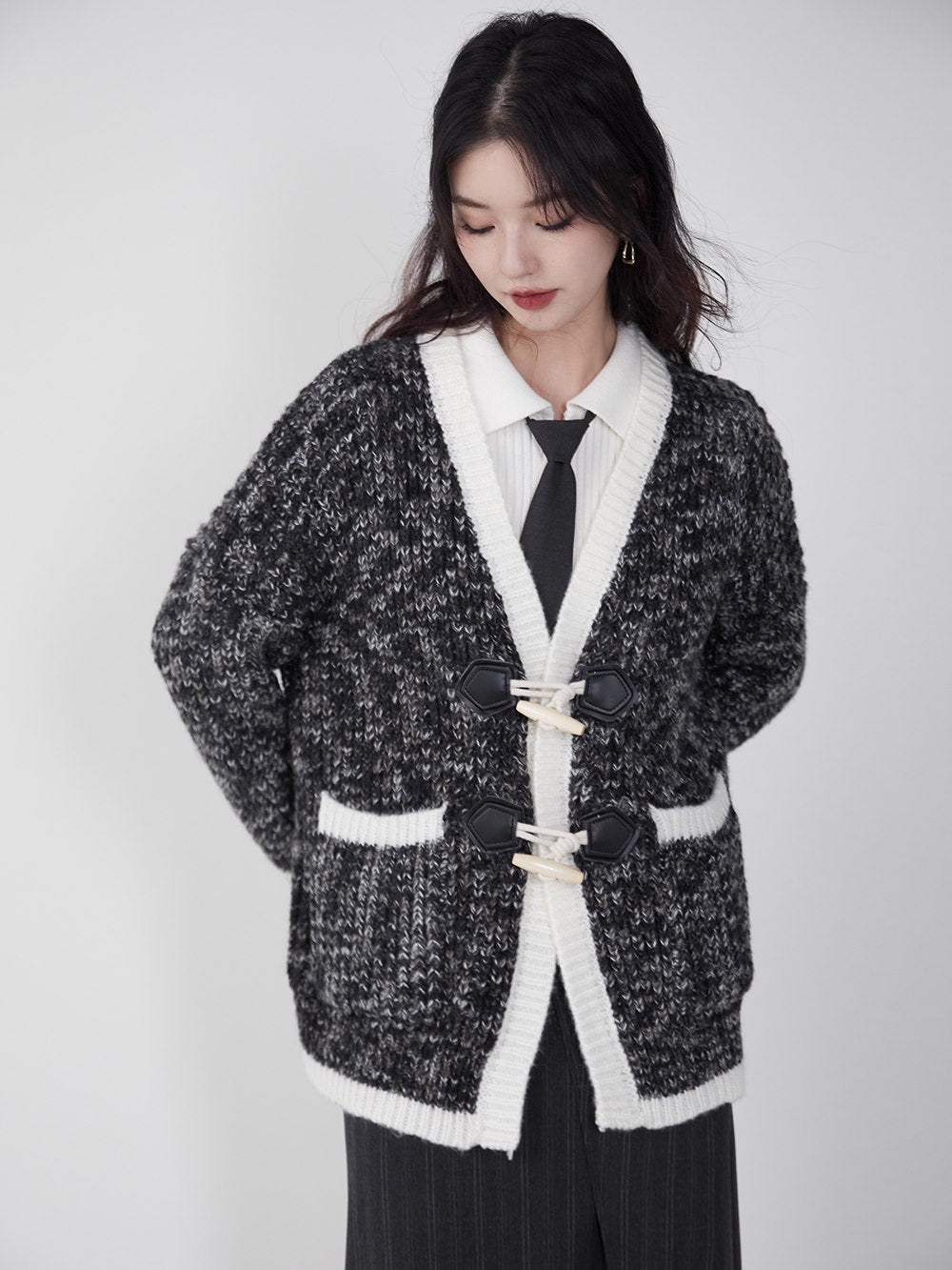 성숙한 겸손한 니트 가디건을 전환하십시오