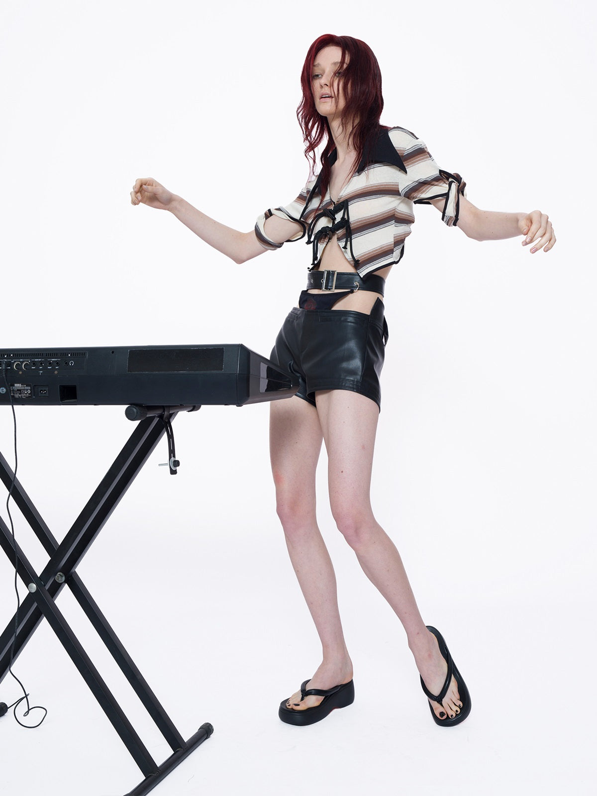 Cropped Border Back-Conscious CROSS CUTSEW