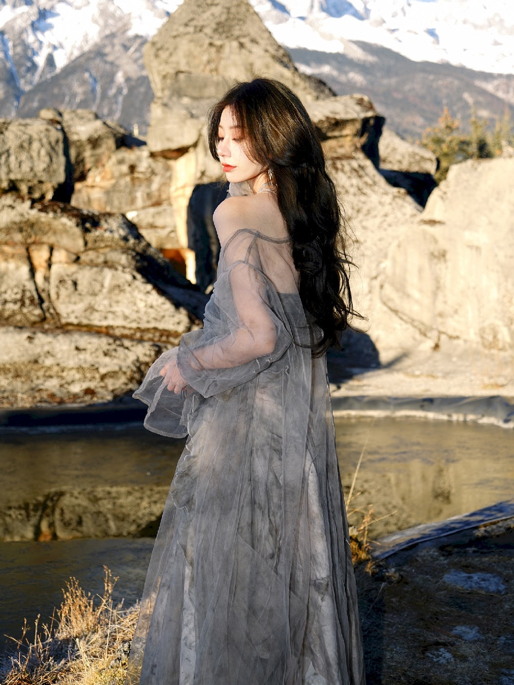 Durchsichtige lange elegante, flauschige Strickjacke