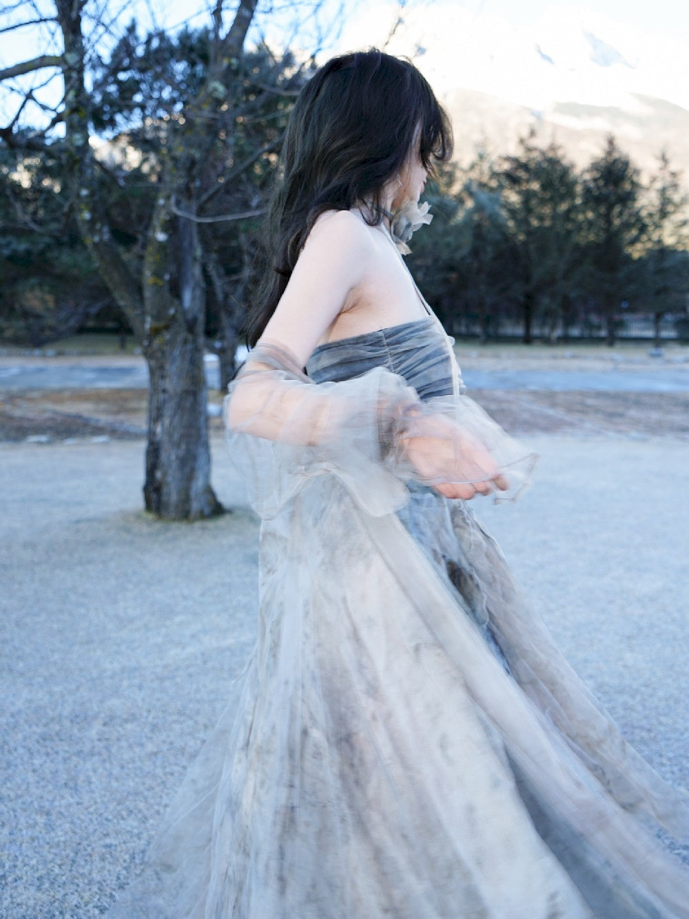 Durchsichtige lange elegante, flauschige Strickjacke