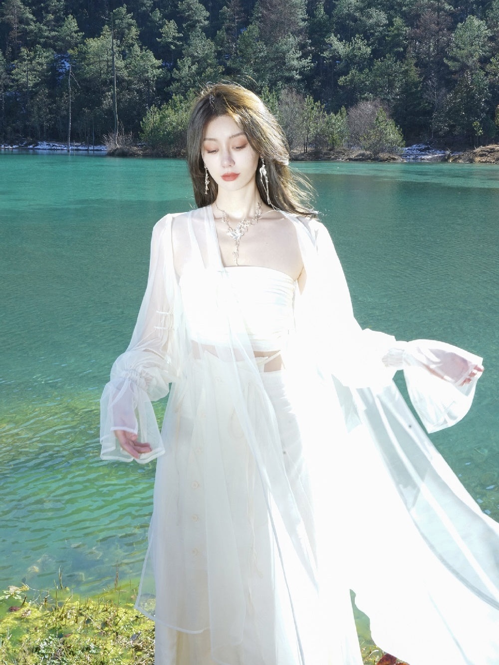 Durchsichtige lange elegante, flauschige Strickjacke