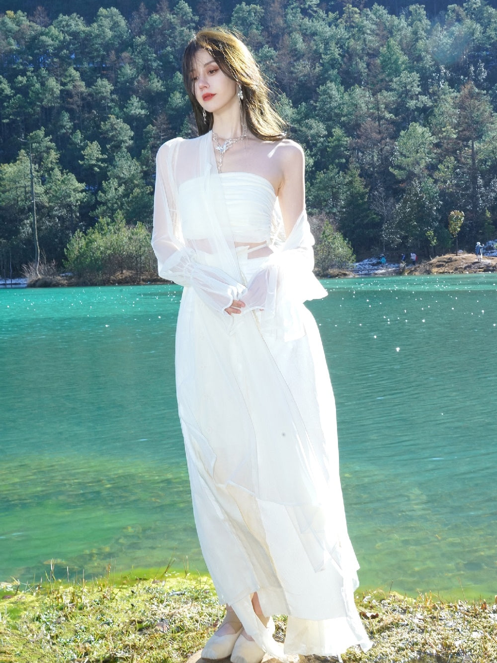 Durchsichtige lange elegante, flauschige Strickjacke