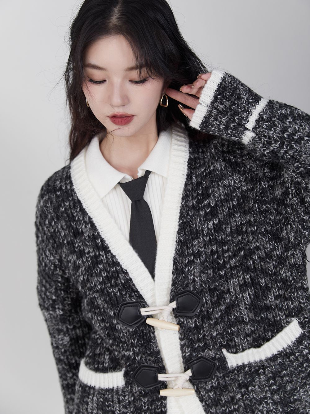 성숙한 겸손한 니트 가디건을 전환하십시오