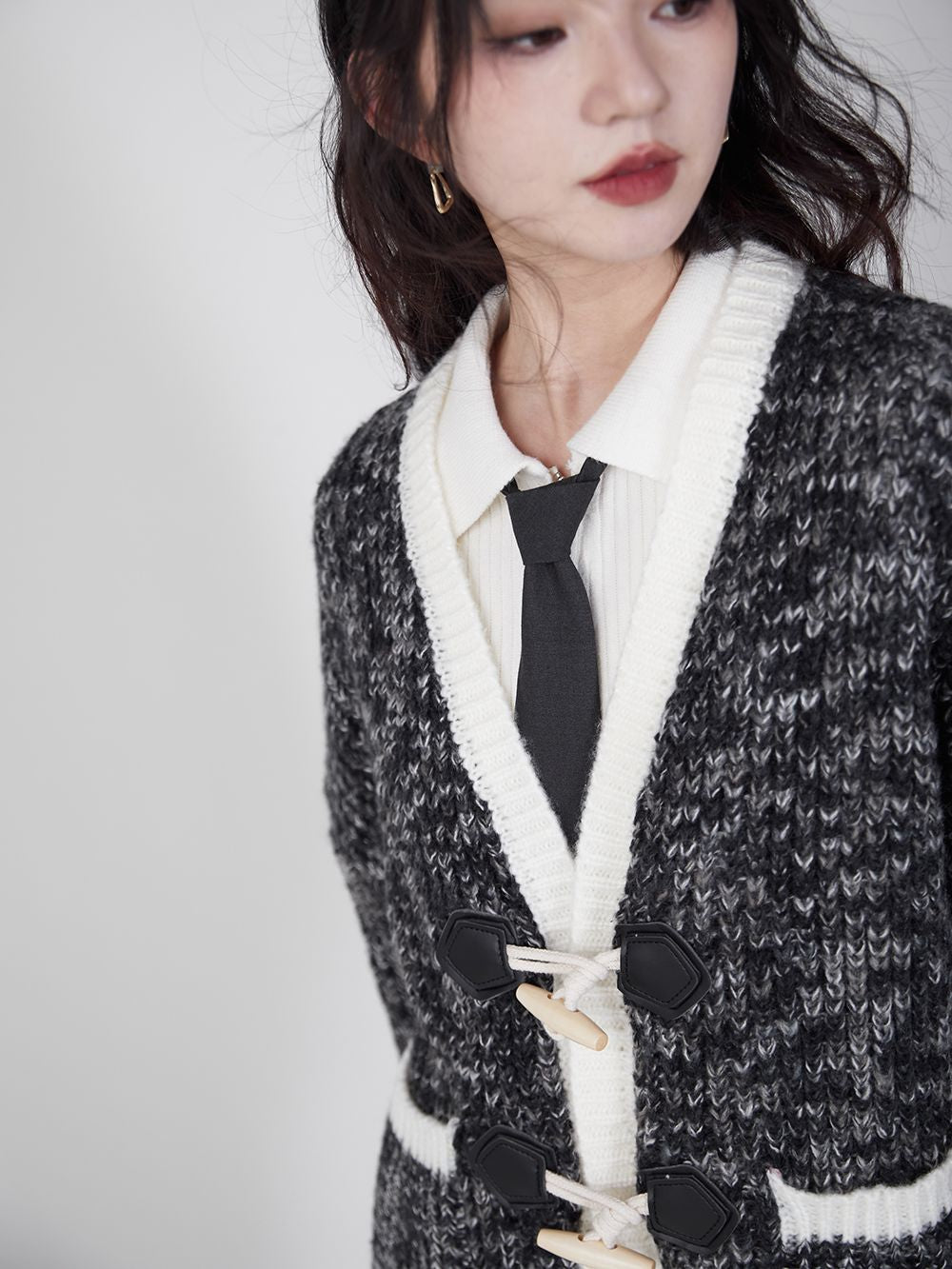 성숙한 겸손한 니트 가디건을 전환하십시오