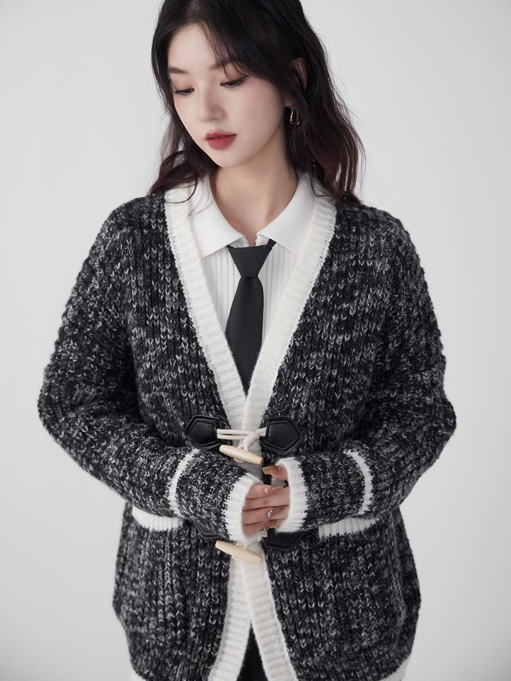 성숙한 겸손한 니트 가디건을 전환하십시오