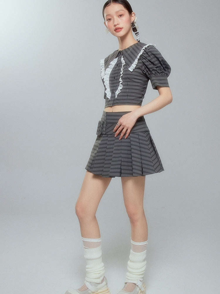 Chemisier Girly Pleas à carreaux et courte-jupe courte
