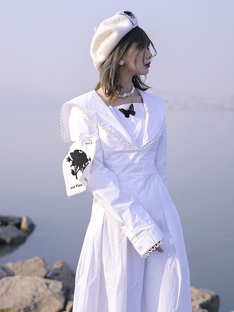 Stickblume Retro Brosche