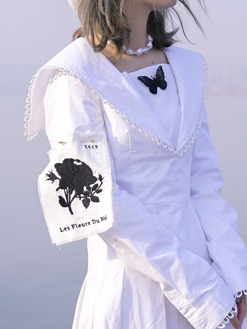 Stickblume Retro Brosche