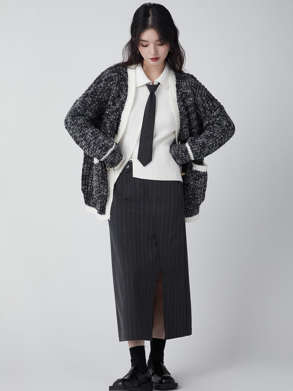 성숙한 겸손한 니트 가디건을 전환하십시오