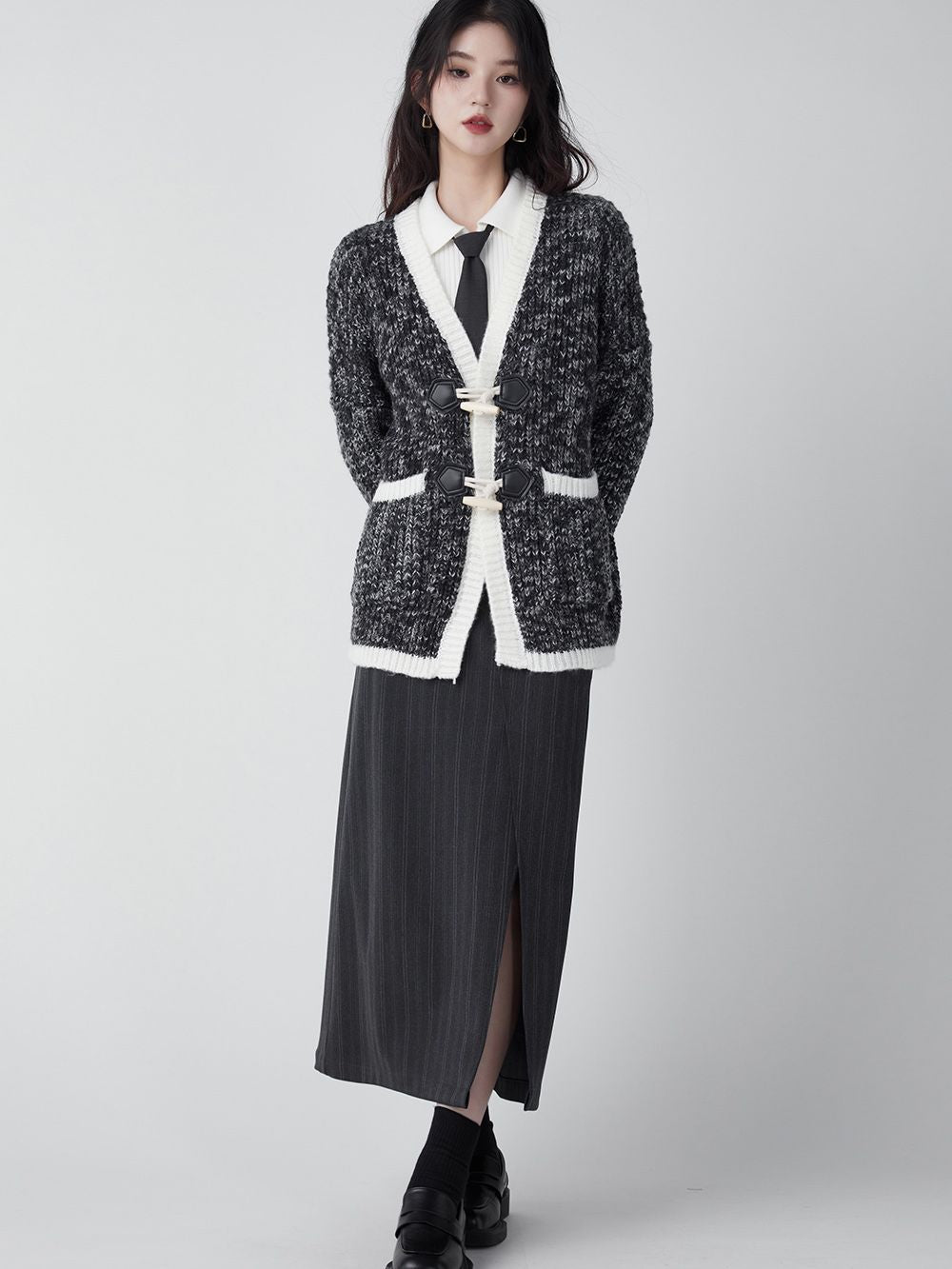 성숙한 겸손한 니트 가디건을 전환하십시오