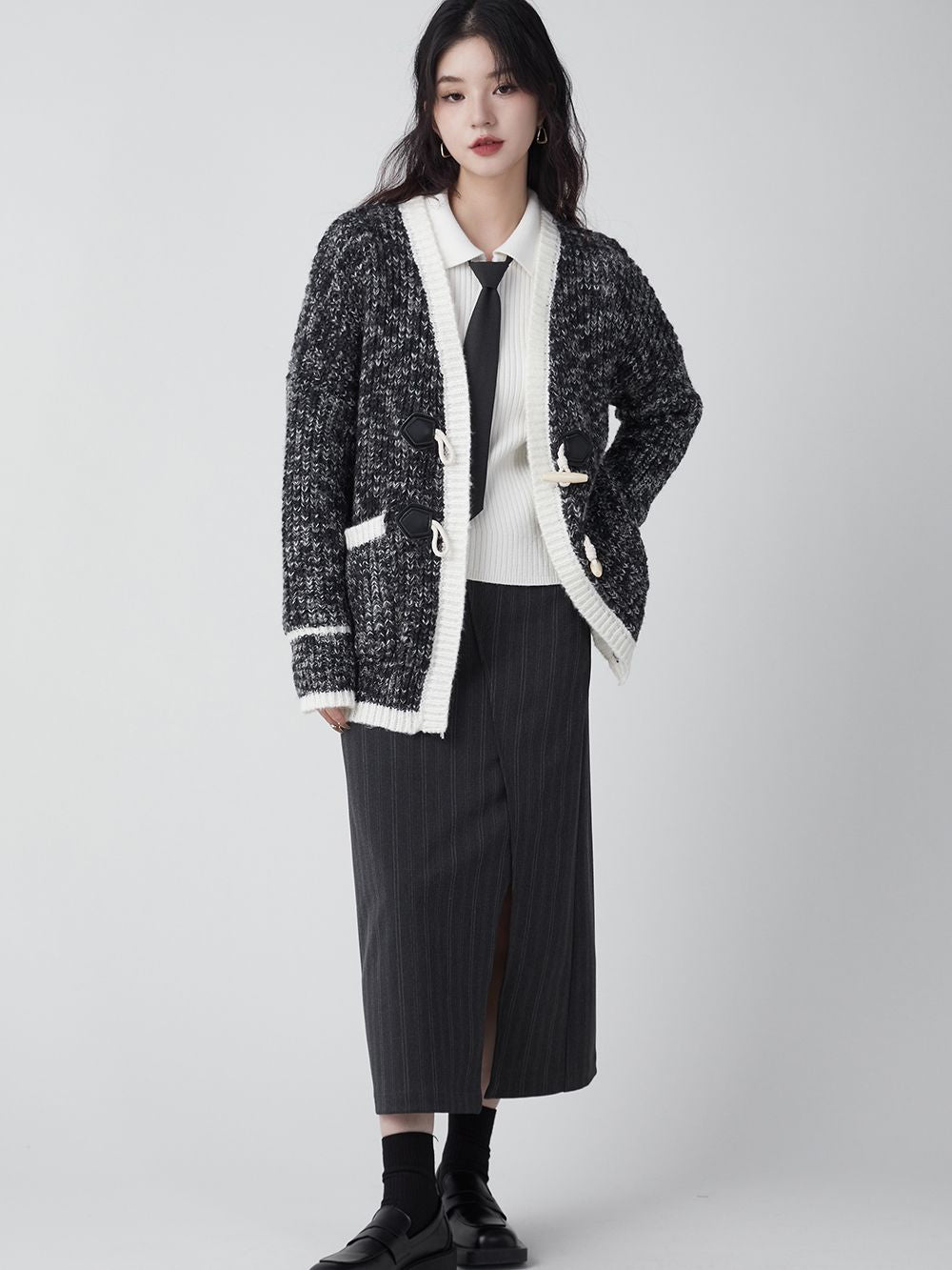 성숙한 겸손한 니트 가디건을 전환하십시오