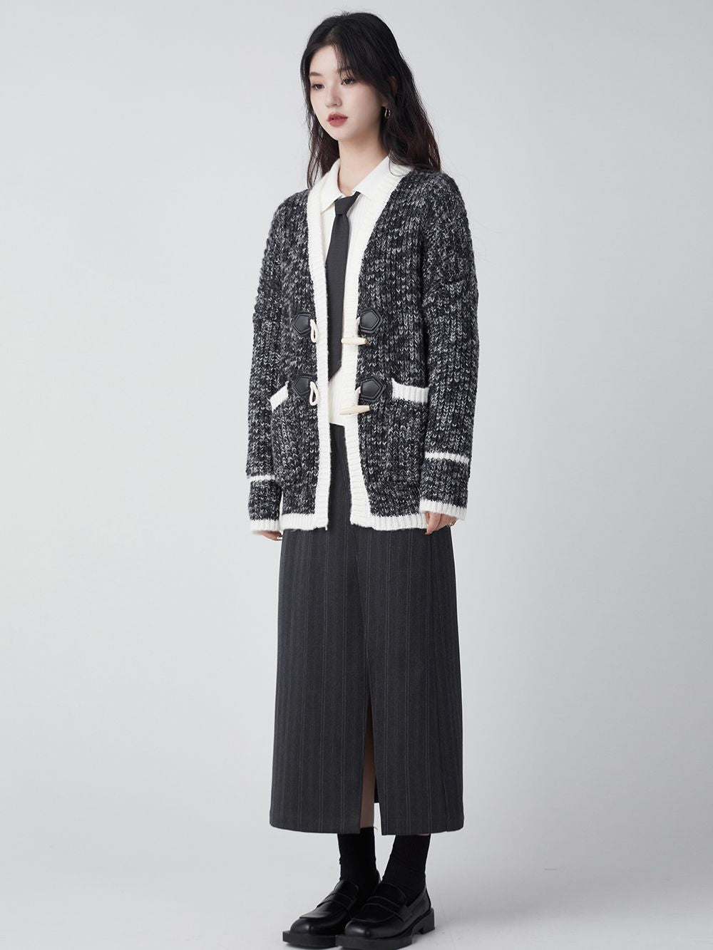 성숙한 겸손한 니트 가디건을 전환하십시오