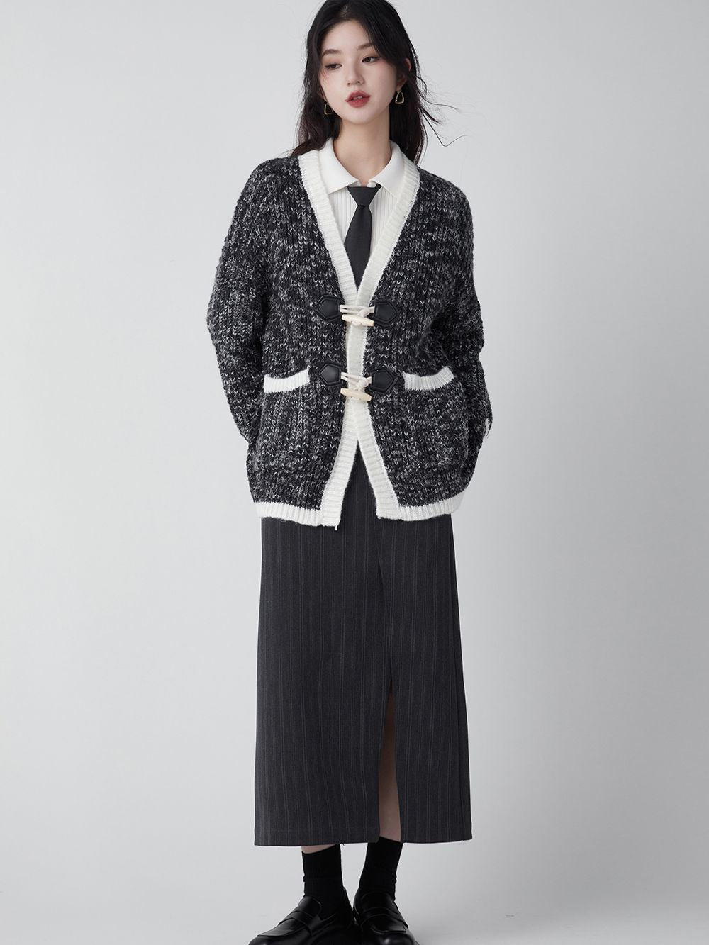 성숙한 겸손한 니트 가디건을 전환하십시오