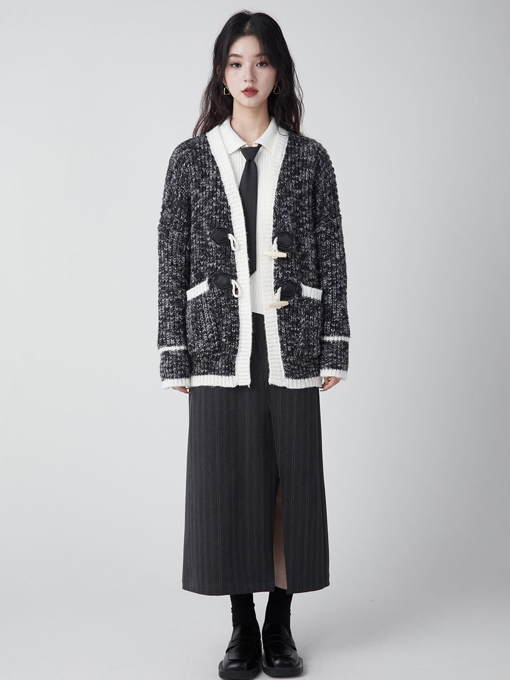 성숙한 겸손한 니트 가디건을 전환하십시오