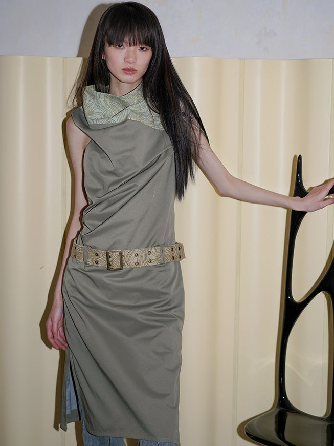 패널은 중간 길이의 터틀넥 탱크 원피스를 모았습니다