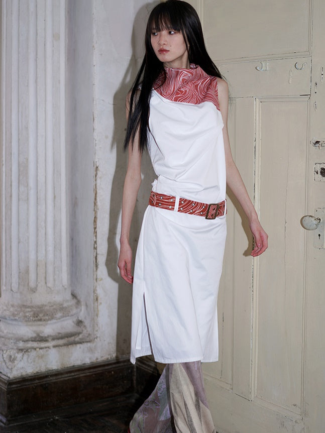 패널은 중간 길이의 터틀넥 탱크 원피스를 모았습니다