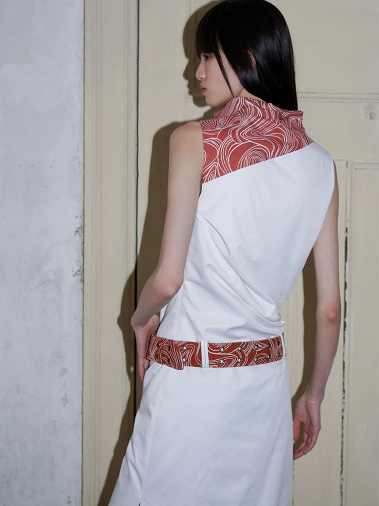 패널은 중간 길이의 터틀넥 탱크 원피스를 모았습니다