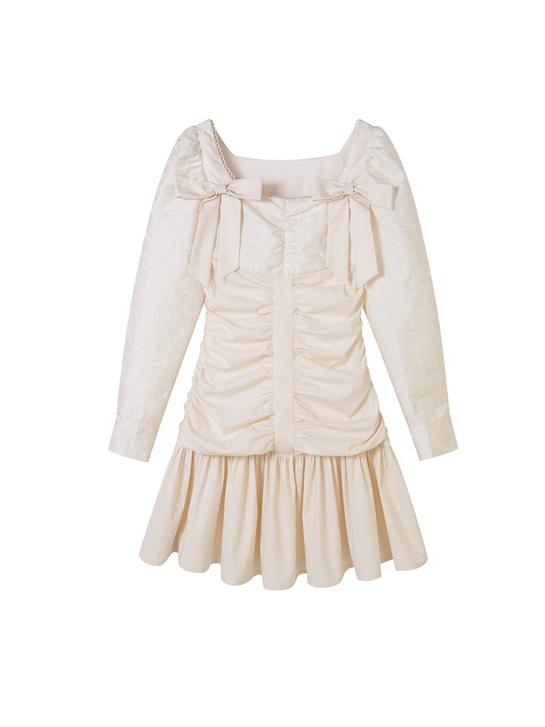 Robe à manches longues plissées au cou carré