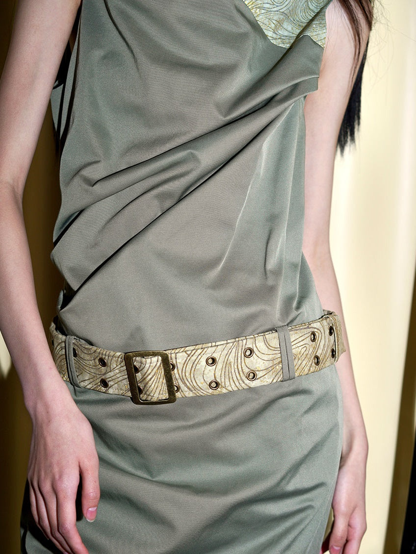 패널은 중간 길이의 터틀넥 탱크 원피스를 모았습니다