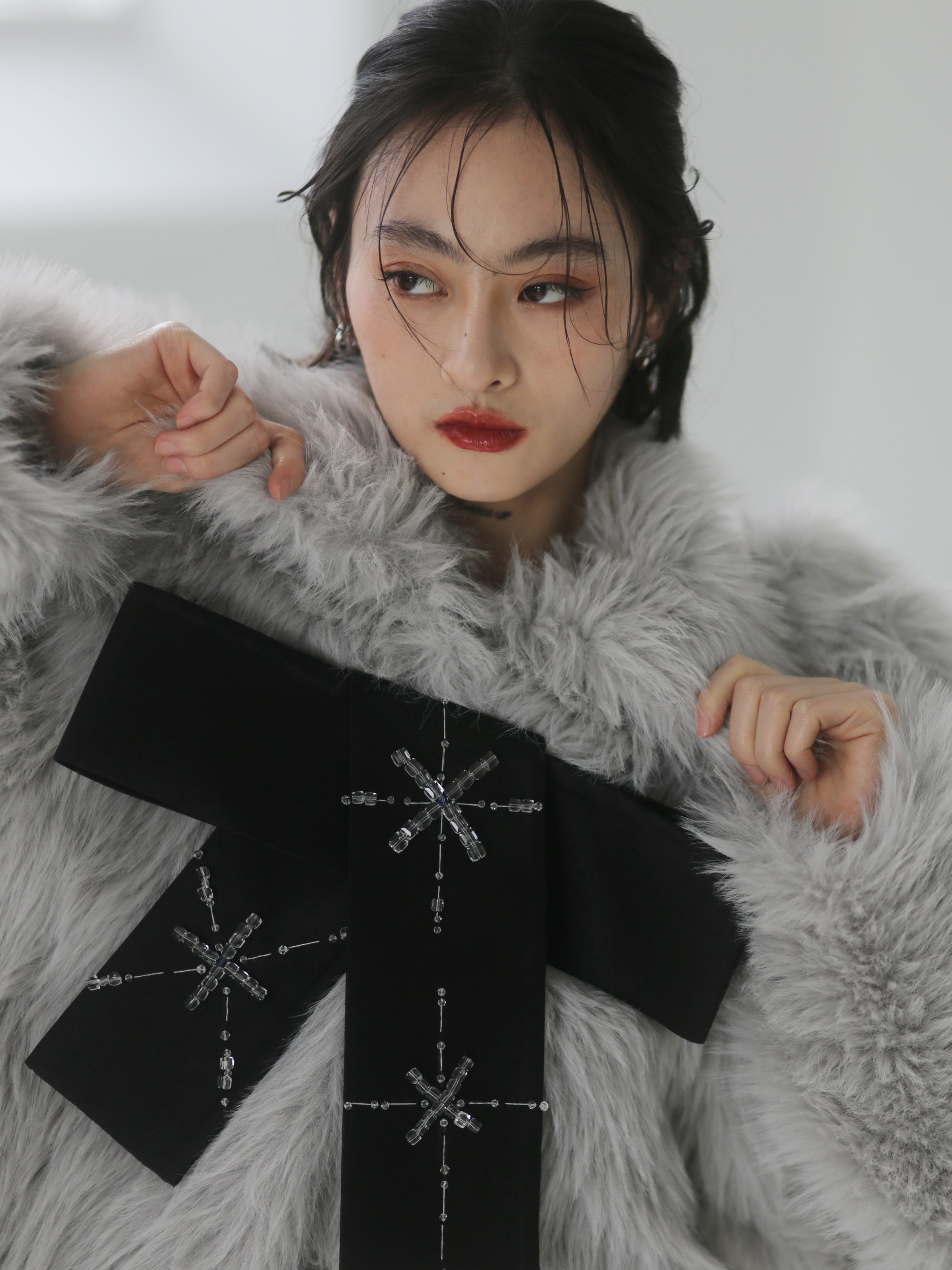 손으로 굽은 활 장식 가짜 모피 코트