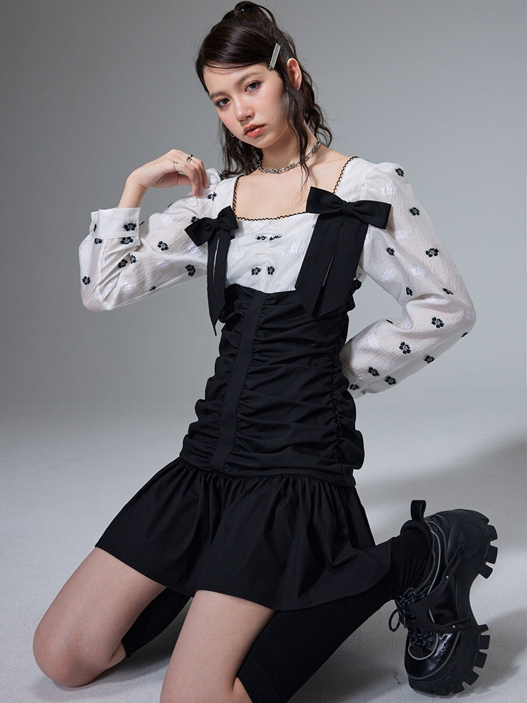 Robe à manches longues plissées au cou carré