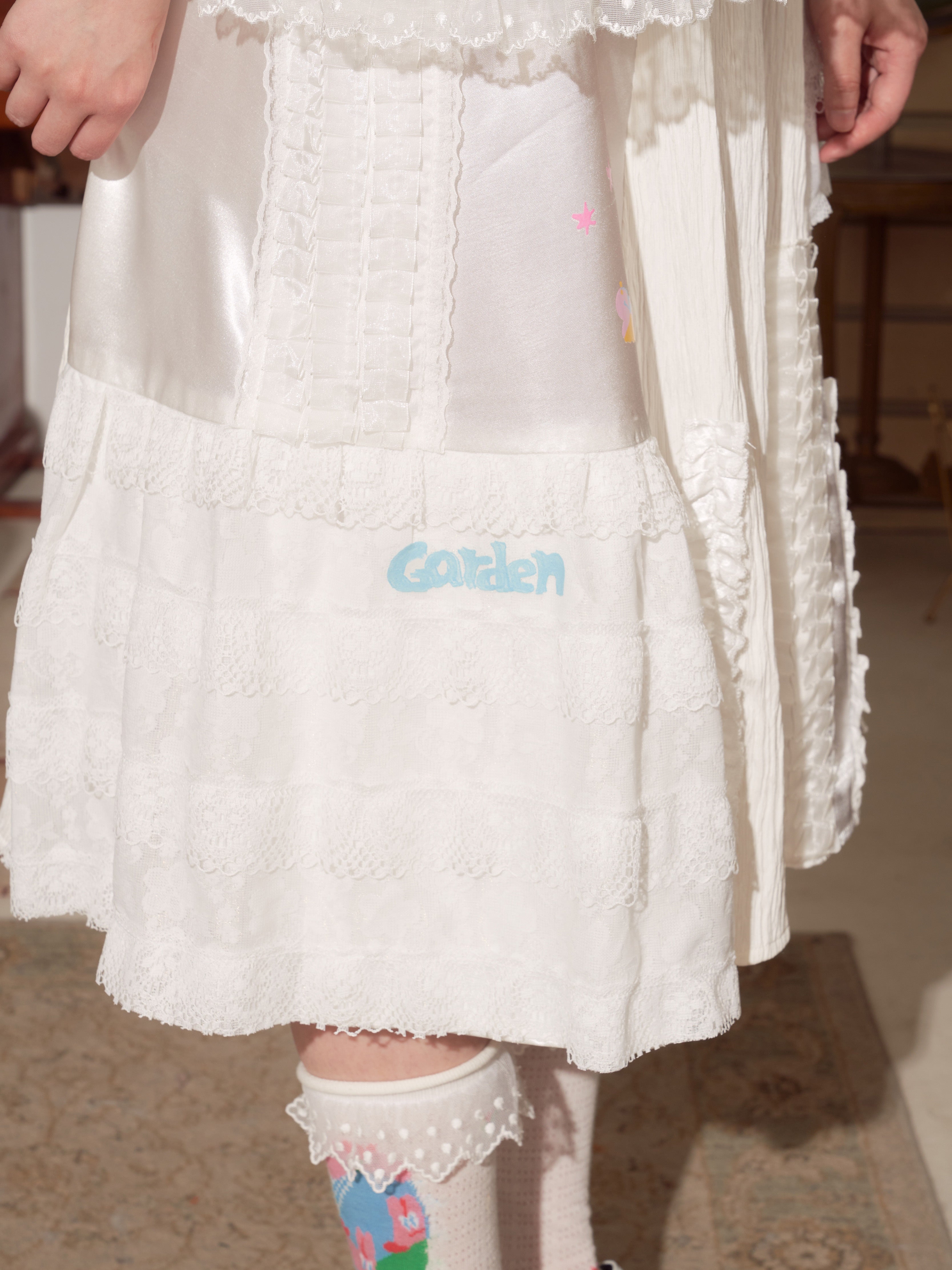 스티칭 레이스 새틴 반 치마를 인쇄합니다